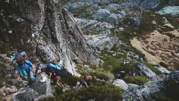Comment organiser un camping pour une expédition de randonnée dans les montagnes Rocheuses?