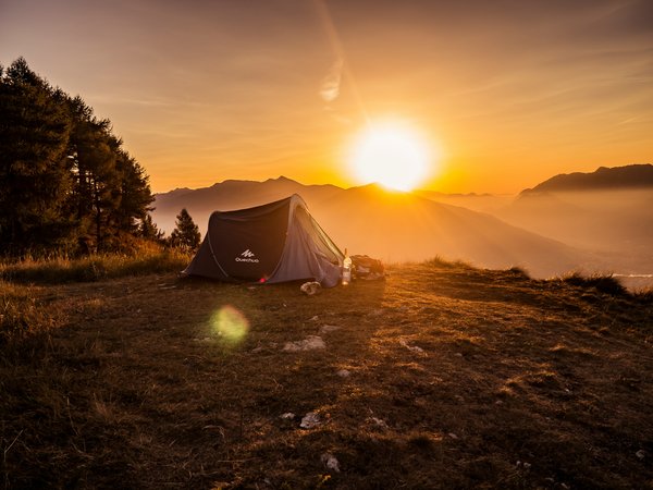 Quels sont les meilleurs conseils pour un camping en région volcanique active?
